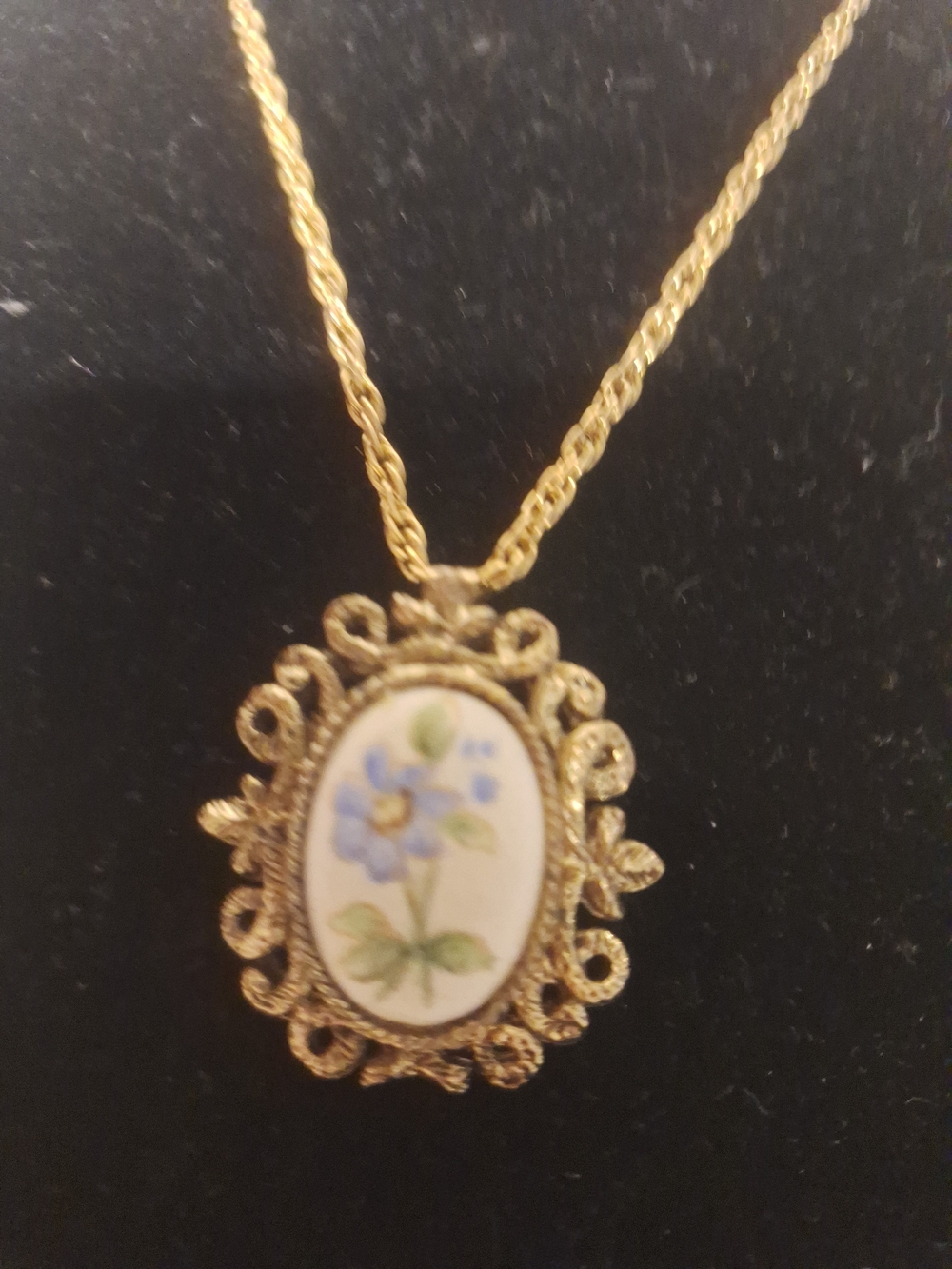 Vintage Bronze -Tone Hand Painted Daisy Floral Porcelain Pendant Necklace/pin